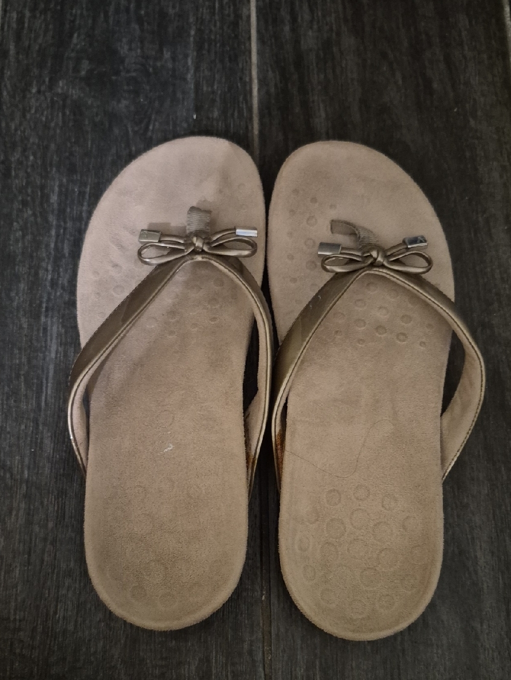 Vionic Women's Tan Bow Flip-Flop Sandals with Metallic Trim